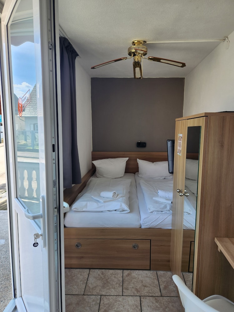 Basic Single Room photo 2