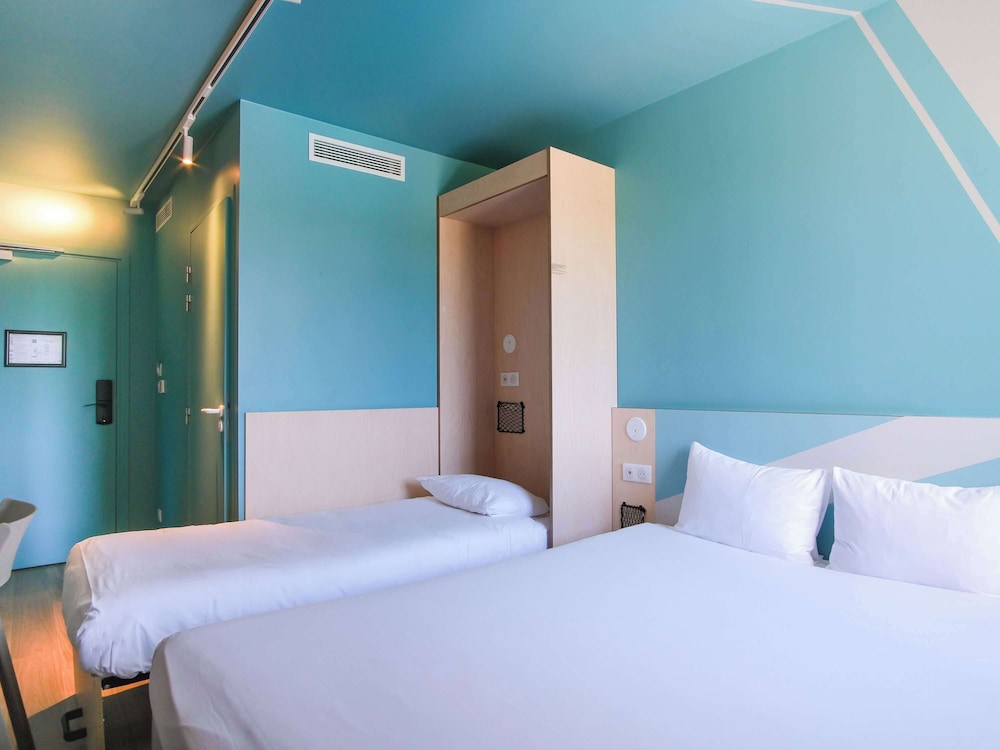 Standard Room, Multiple Beds photo 3