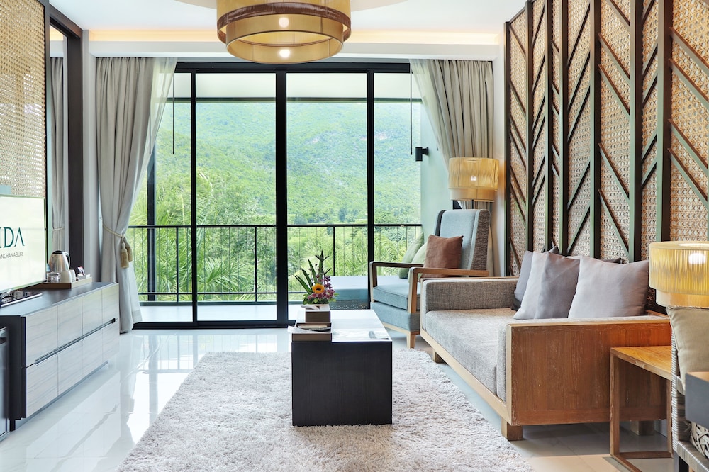 Executive Suite - Photo 5