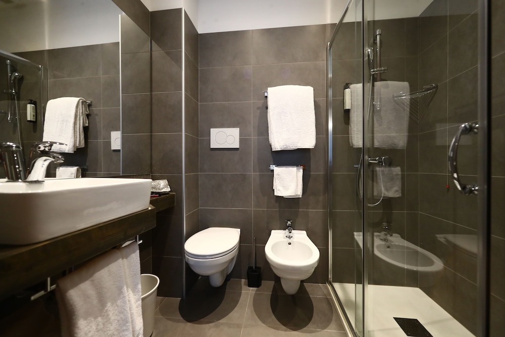 Standard Double Room - Photo 8