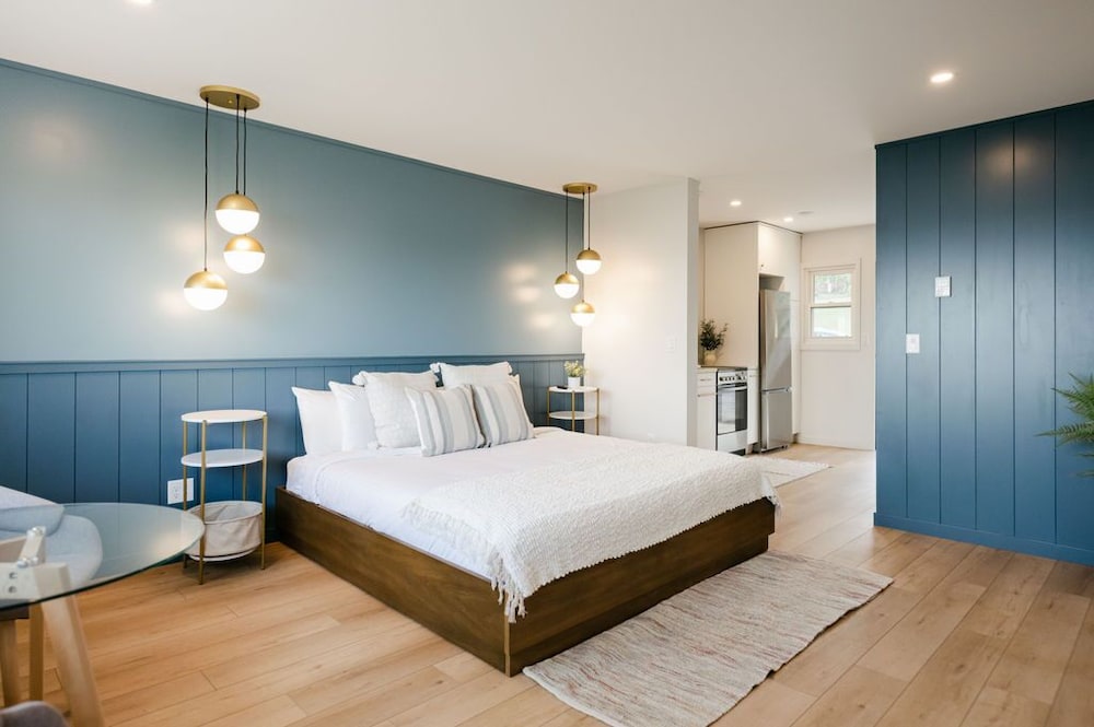 Double Room, Private Bathroom, Lake View (King Room / Kitchenette)