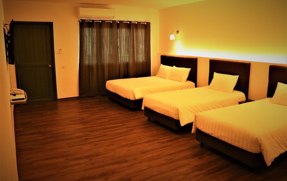 Deluxe Quadruplet Room (1) - Photo 3