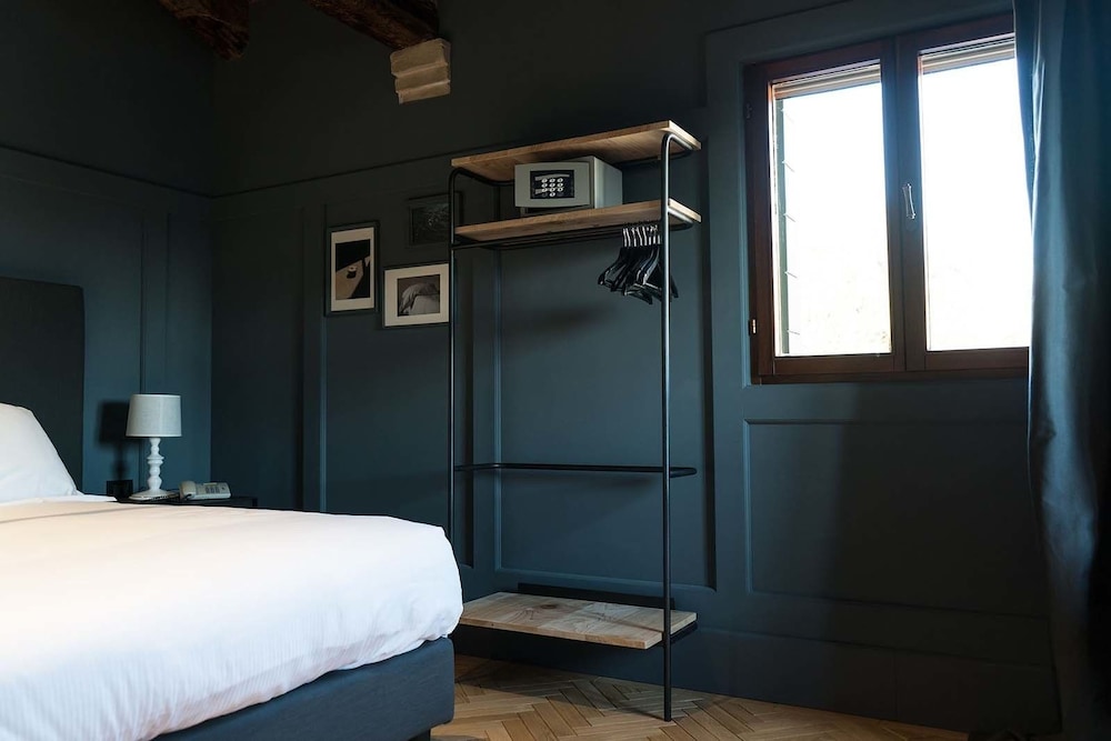 Deluxe Double Room, 1 Queen Bed, Non Smoking photo 2