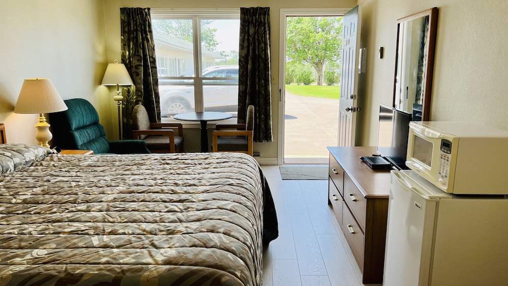 Classic Single Room, 1 King Bed, Private Bathroom, Courtyard View photo 3
