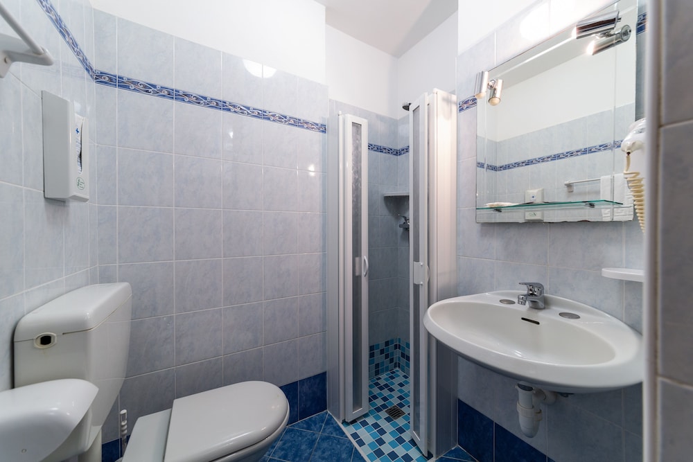 Double or Twin Room (Extra Bed) - Photo 4