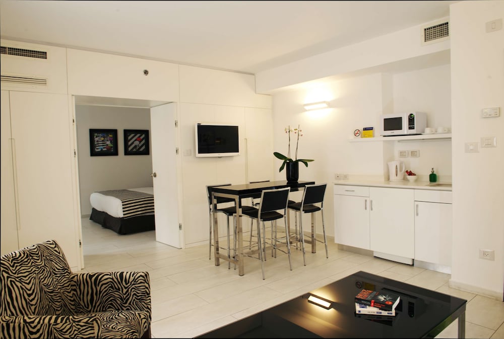 Suite, 1 Queen Bed, Non Smoking, Kitchenette - Photo 11