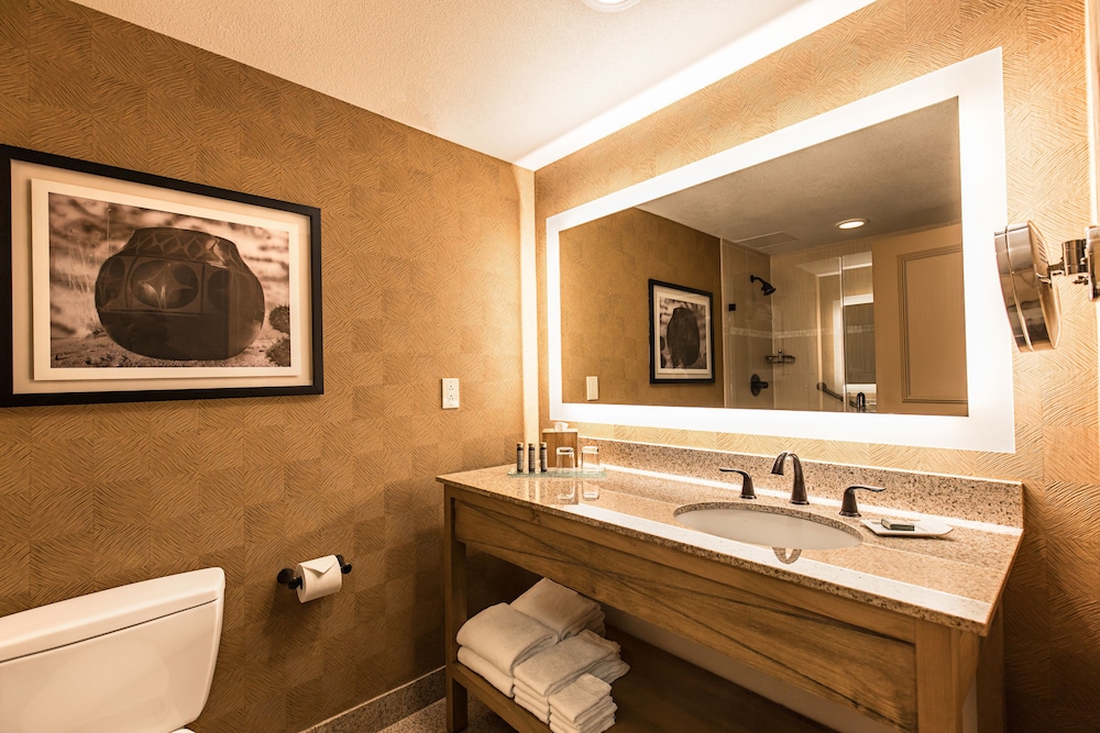 Deluxe Room, 1 King Bed, Patio, Pool View (Pool Patio King Bed Accessible) - Photo 4