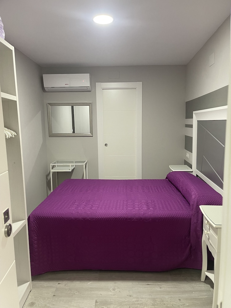 Habitación doble con baño privado en apartamento compartido.