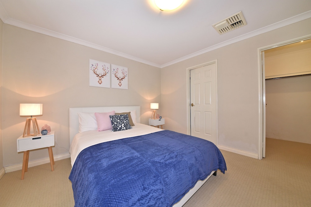 House, 3 Bedrooms, 2 Bathrooms photo 1