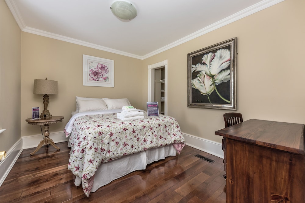 Deluxe Room, 1 Queen Bed photo 1