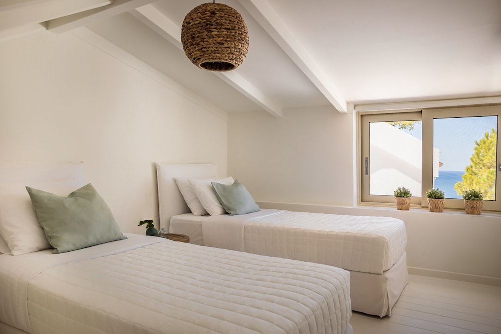 Luxury Split Level Two-Bedroom Residence with Mountain & Sea View photo 1