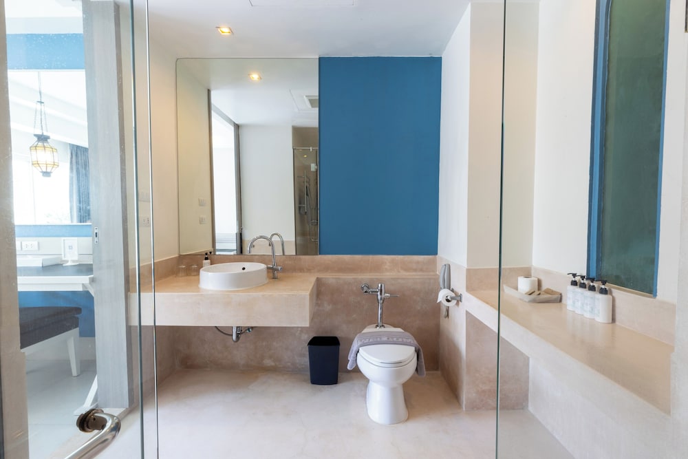 Pool Access Room (Double OR Twin beds) - Photo 3