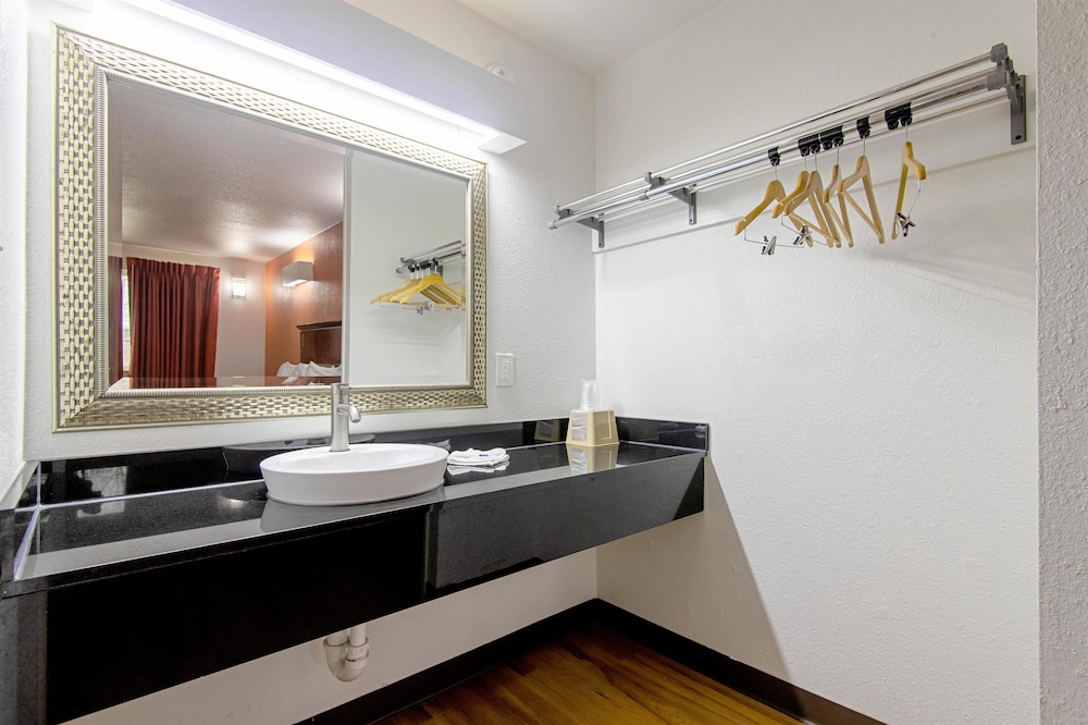 Standard Room, 1 King Bed, Non Smoking, Refrigerator & Microwave - Photo 19