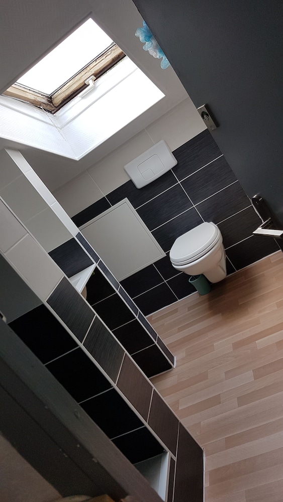 Basic Single Room, Shared Bathroom photo 3