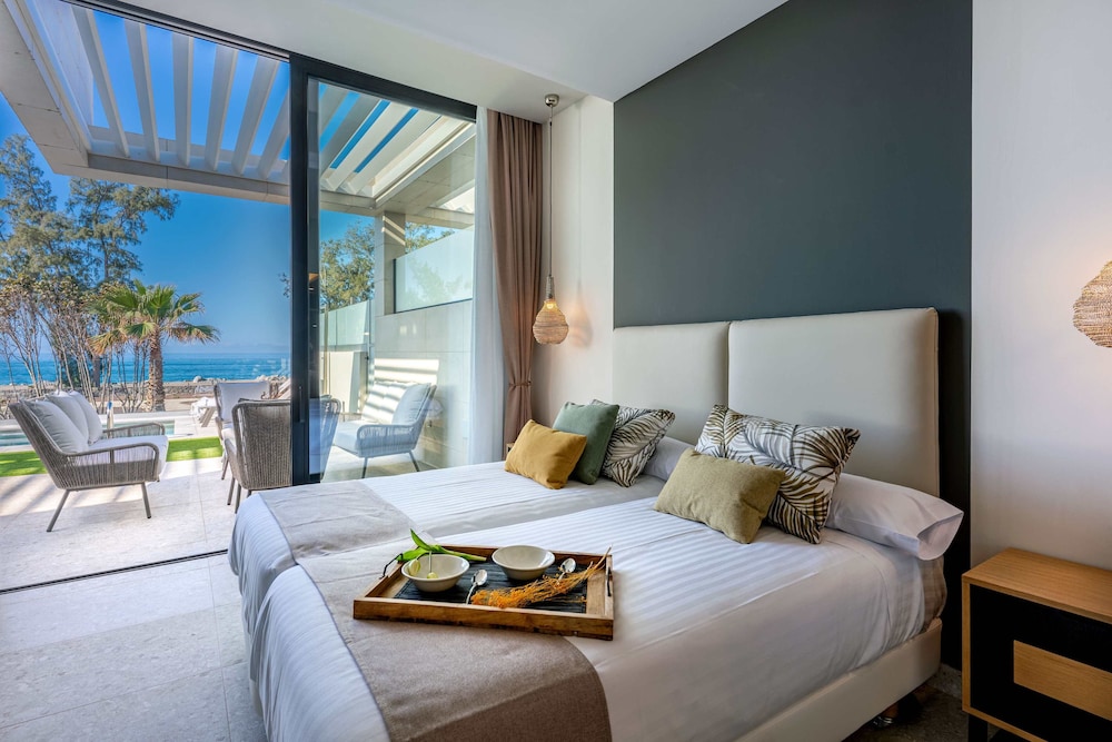 House, Oceanfront (2 Adults + 1 Child)
