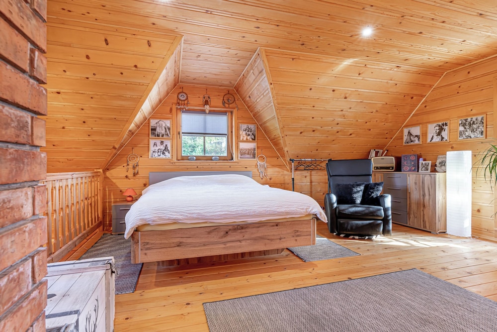 Family Chalet, Multiple Bedrooms, Mountainside (Log Cabin Native) photo 2