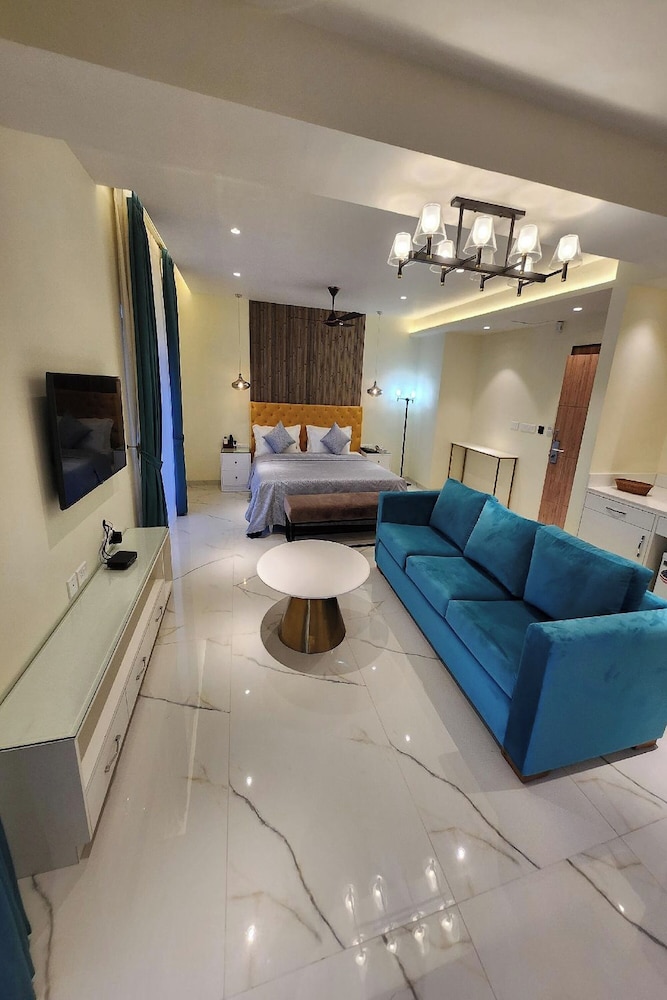 Suite - Photo 2