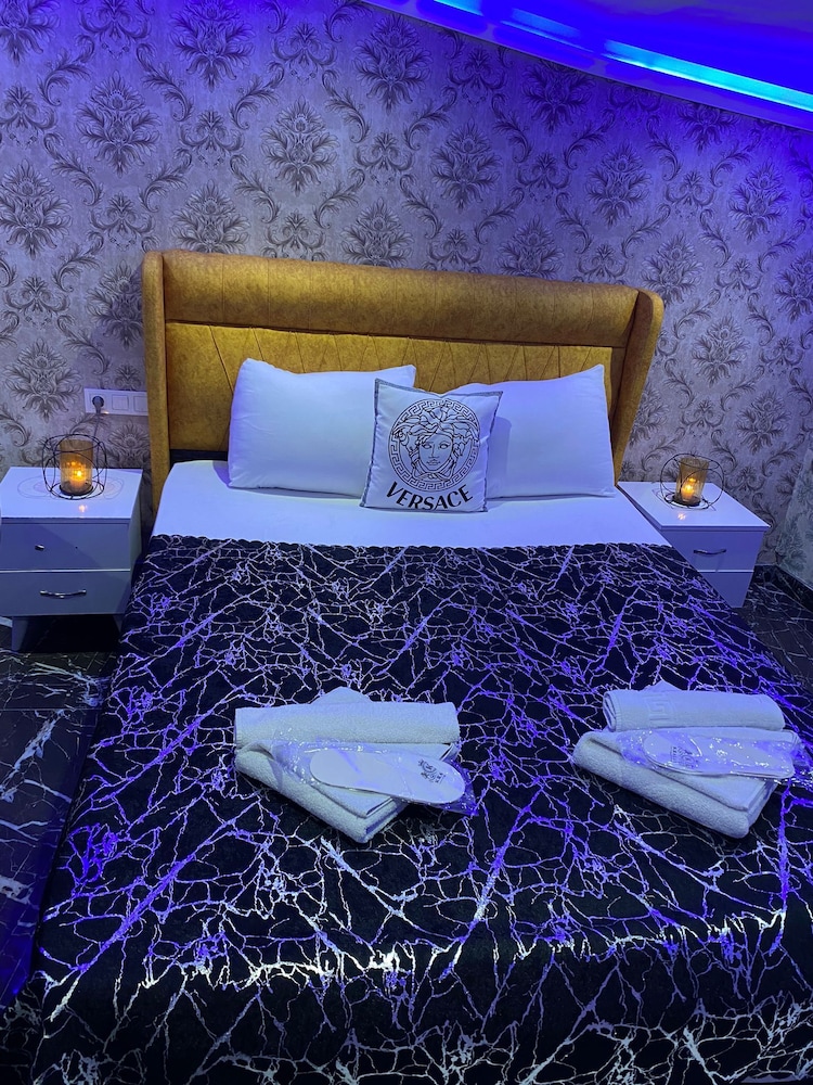 Elite Studio Suite, Jetted Tub photo 3