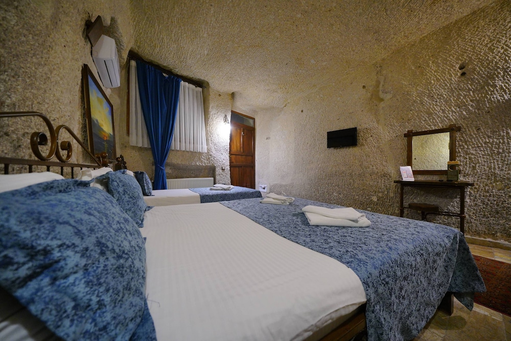 Deluxe Triple Cave Room photo 3