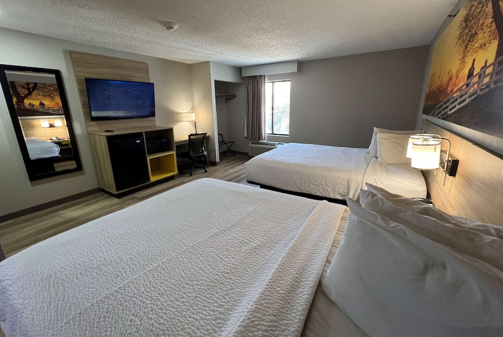 Room, 2 Queen Beds, Accessible, Non Smoking - Photo 1