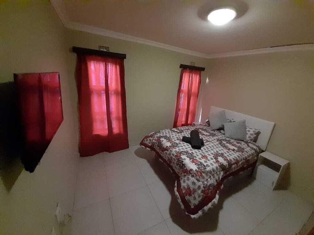 Junior Double Room, 1 Queen Bed, Shared Bathroom photo 3