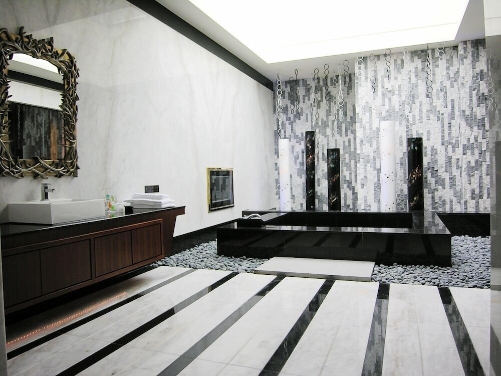 Deluxe Double Room, 1 King Bed, Jetted Tub, Courtyard View (E) photo 1