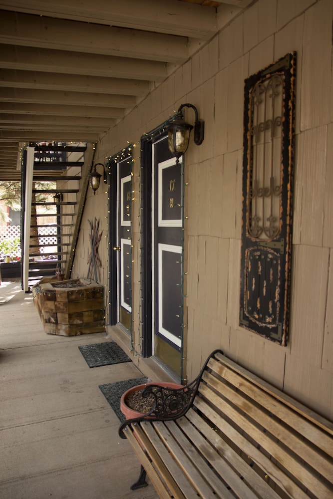 Standard Double Room Single Use, 2 Double Beds, Refrigerator & Microwave, Mountain View, RM18