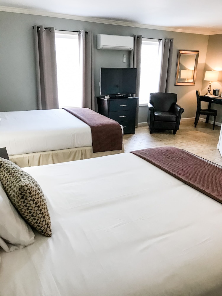 Standard Room, 2 Queen Beds, Accessible, Non Smoking (Double Queen Hotel Room) photo 2