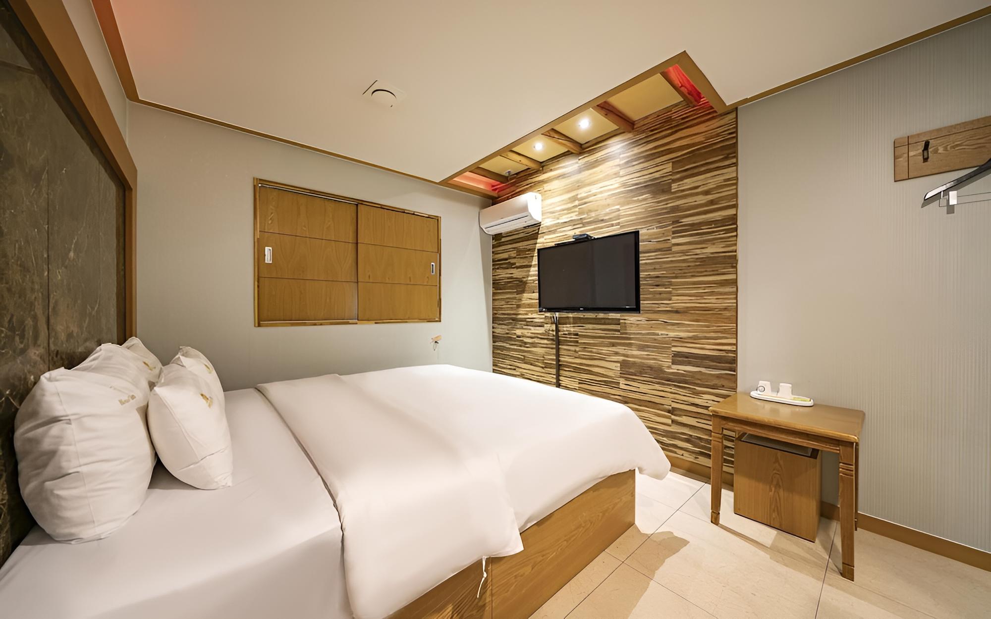 Room (Standard room (king size bed) (Netfli) photo 2