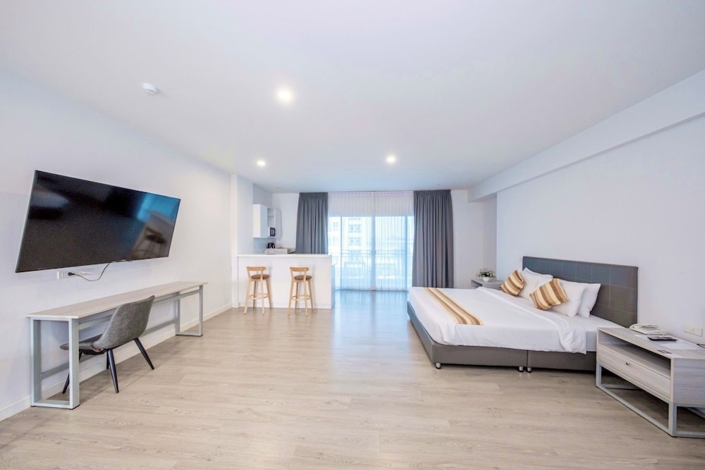 Premium Suite, 1 King Bed, Non Smoking, Private Bathroom - Photo 2