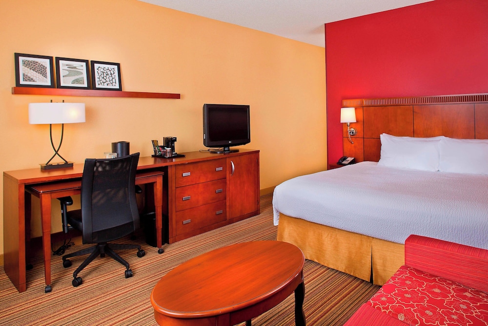 Room, 1 King Bed with Sofa bed, Balcony (Mobility/Hearing Accessible, Tub)