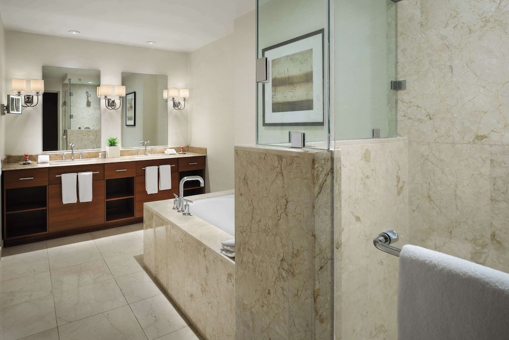 Superior Suite, 1 King Bed, Non Smoking, Kitchen (Tower) - Photo 7