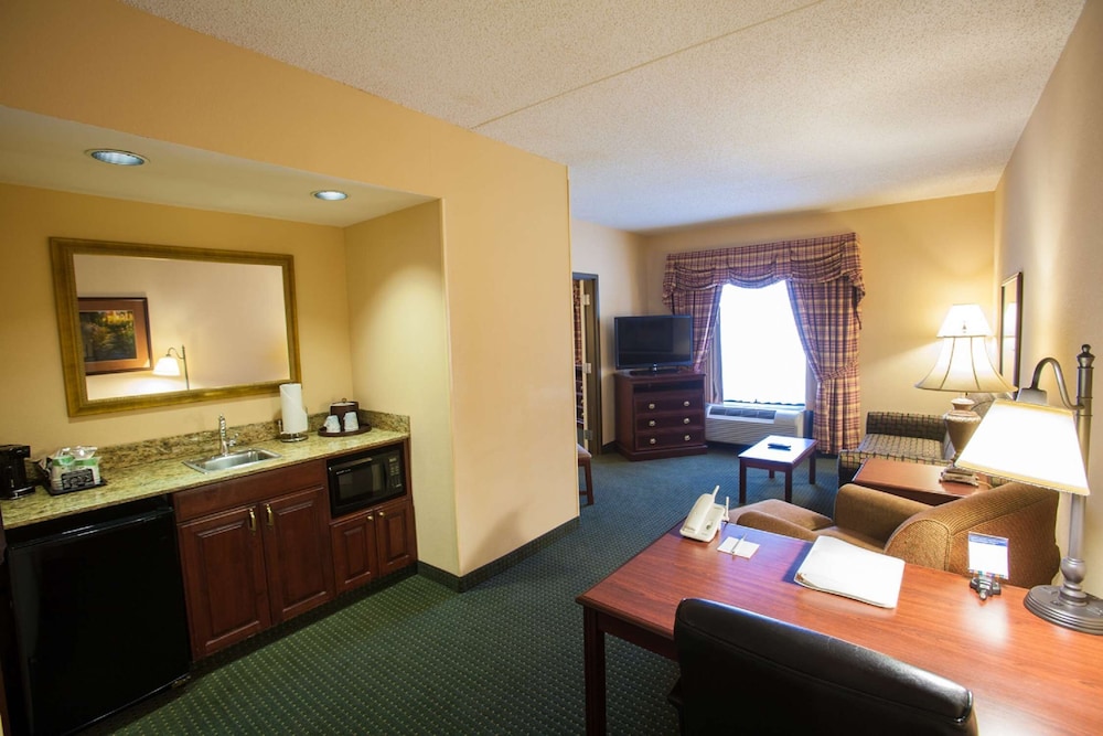 Suite, 1 King Bed, Non Smoking - Photo 2
