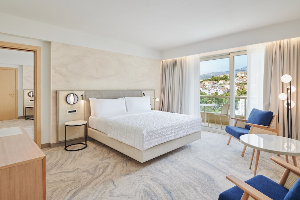 Premium Room, 1 Double Bed, Park View (Balcony) photo 3
