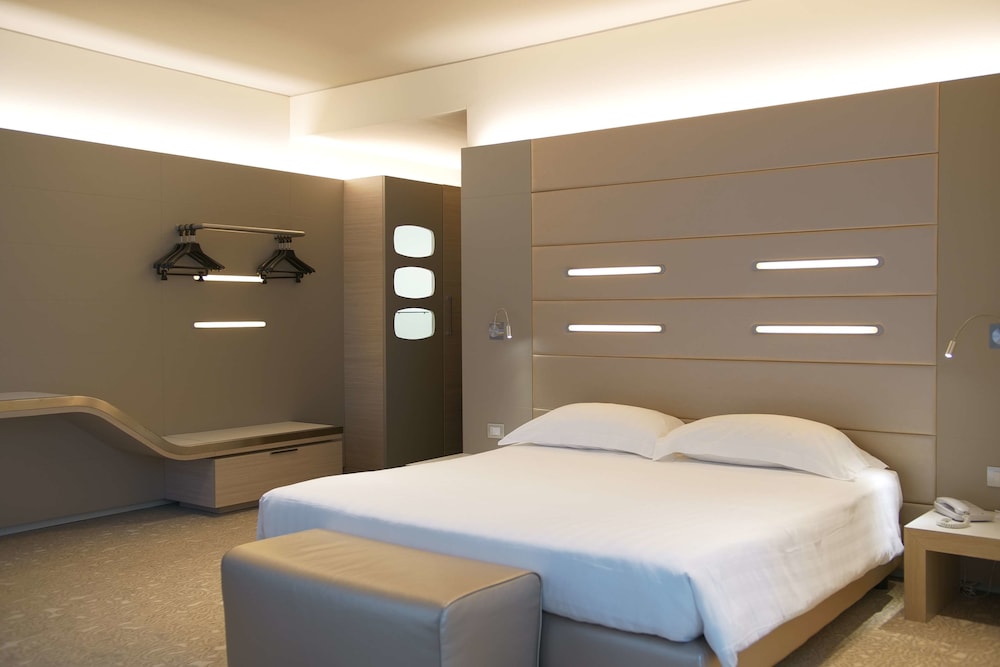 Deluxe Room, 1 King Bed, Non Smoking - Photo 4