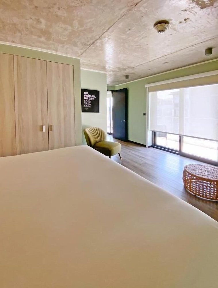 Standard Studio Suite, 1 Queen Bed photo 1