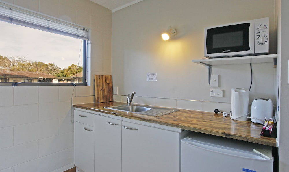 Standard Studio Suite, 1 Queen Bed photo 3