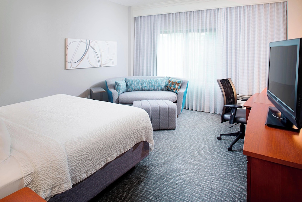 Room, 1 King Bed with Sofa bed (Mobility Accessible, Tub) - Photo 1