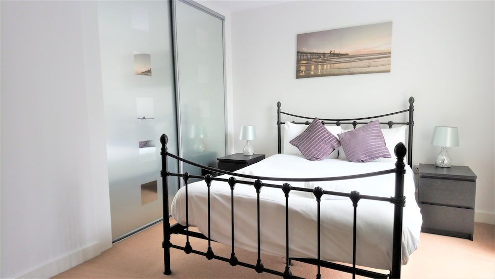 City Apartment, 3 Bedrooms photo 2