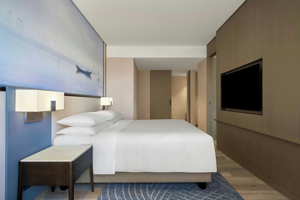 Premium Room, 1 King Bed, City View