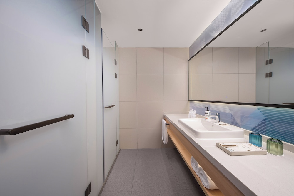 1 King Standard Extra Floor Space photo 2
