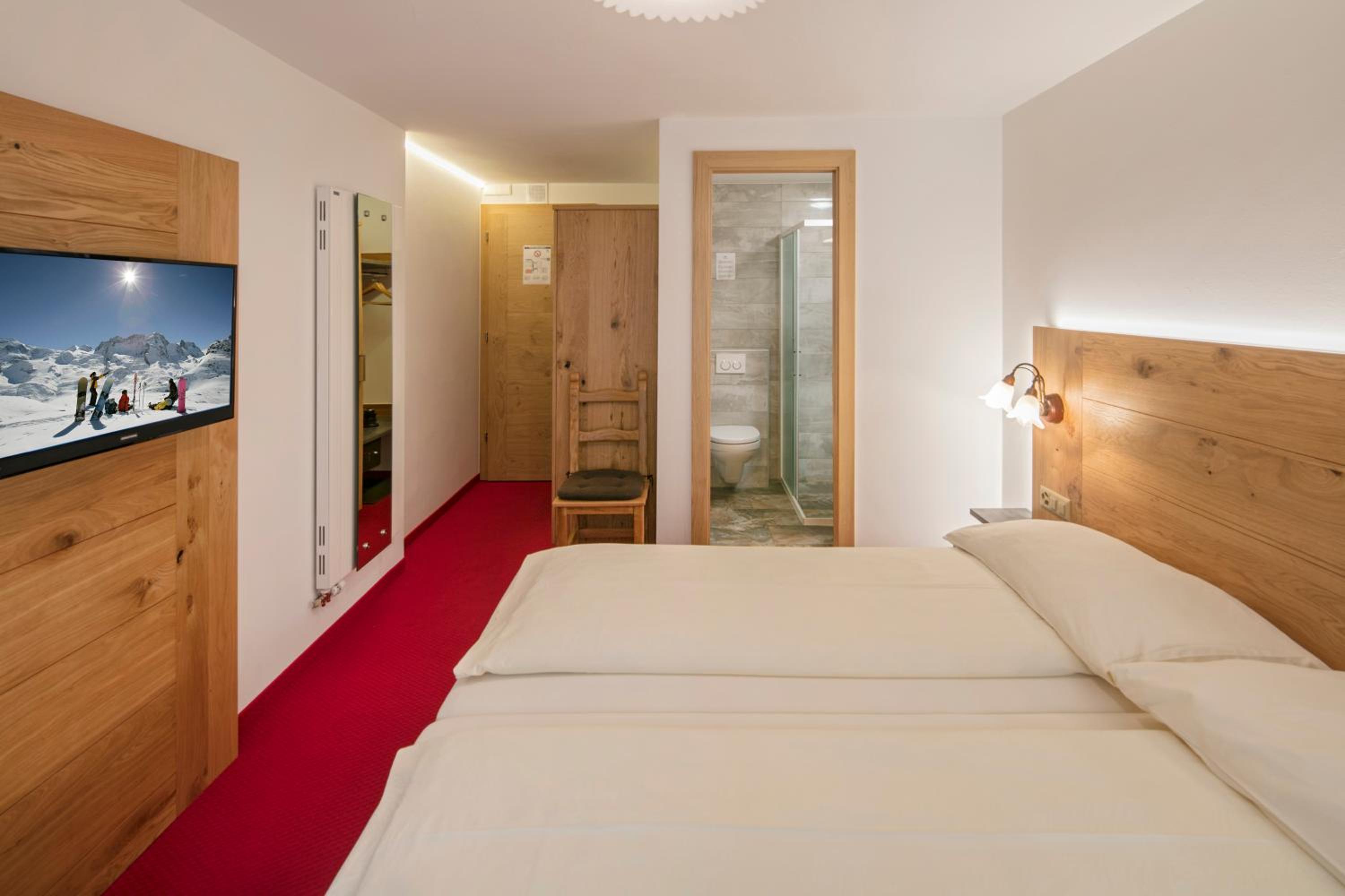 Budget Twin Room - Photo 12