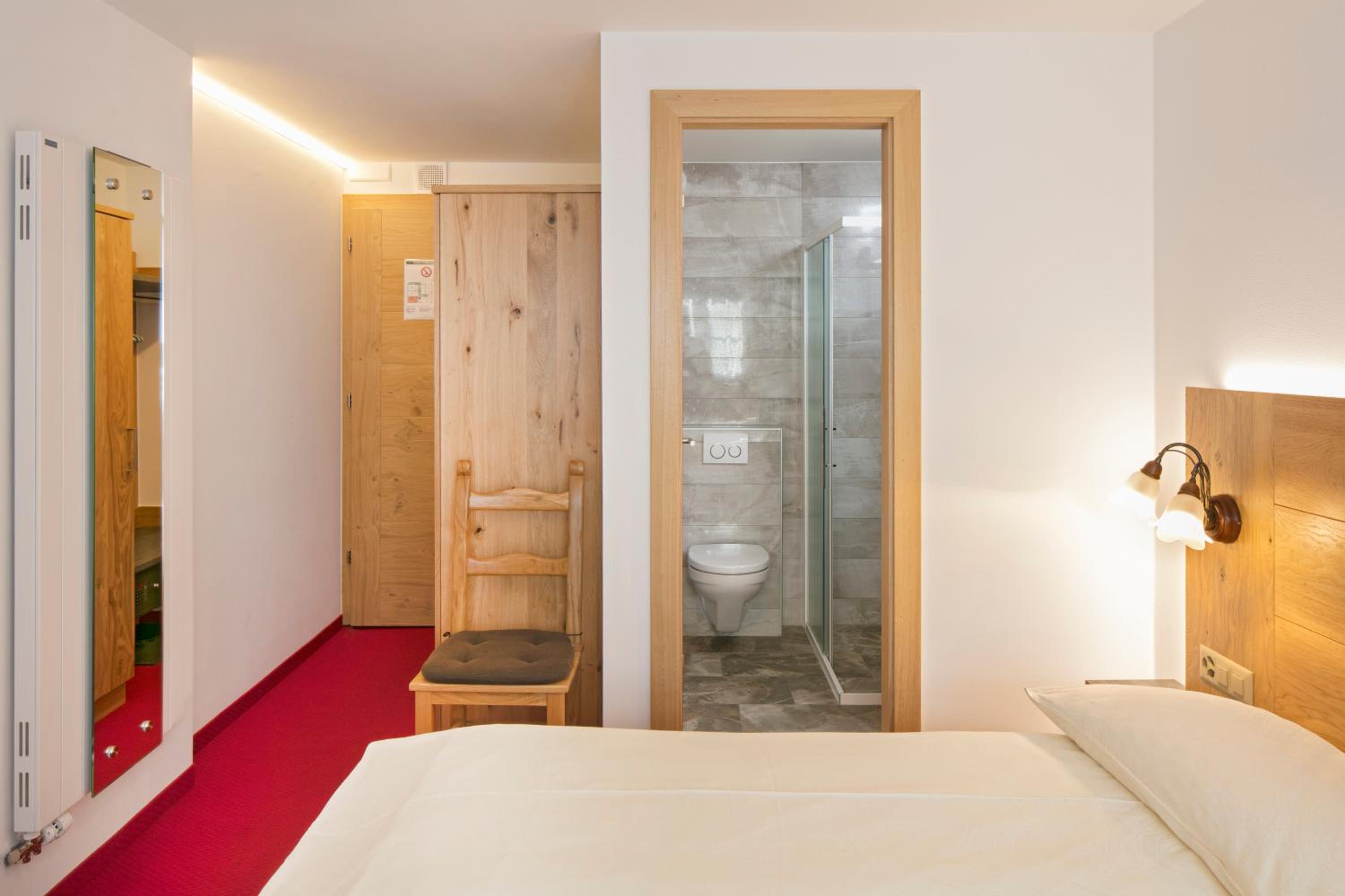 Budget Twin Room - Photo 13
