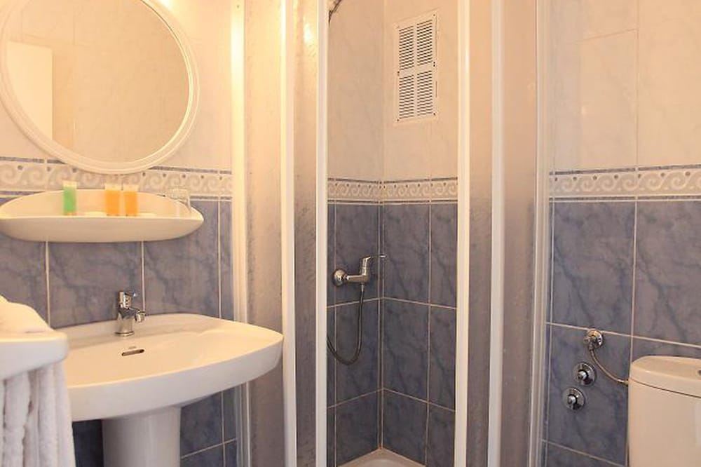 Economy Double Room (No balcony) photo 3