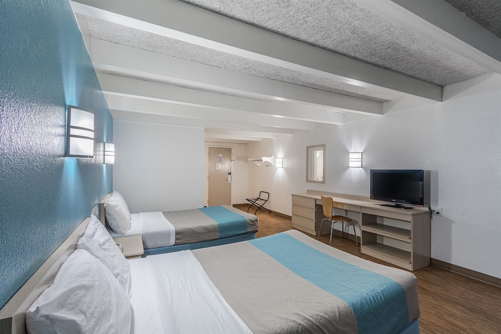 Standard Room, 2 Double Beds, Accessible, Non Smoking photo 3