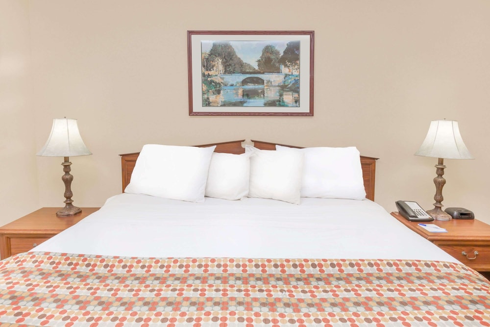 Standard Room, 1 King Bed, Non Smoking - Photo 2