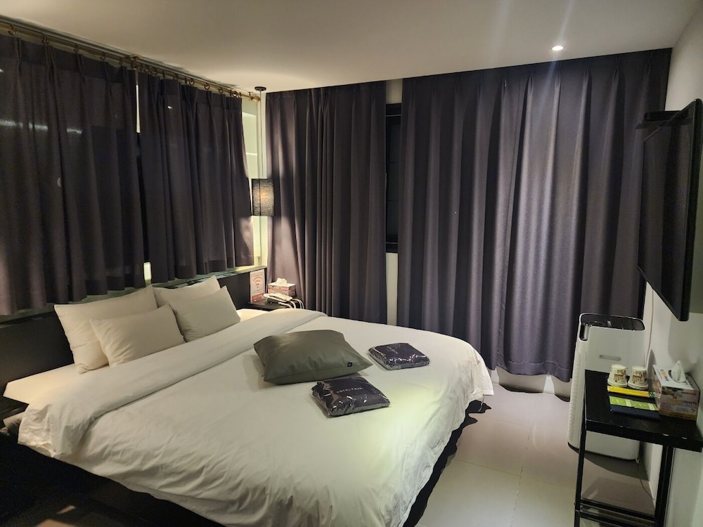 Suite - Photo 1
