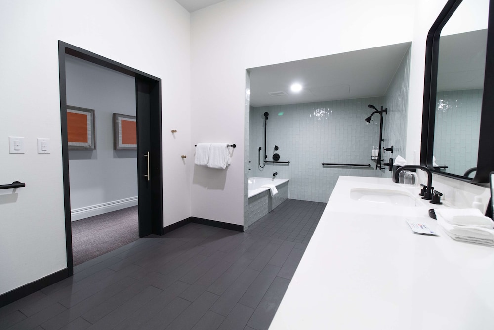 Room, 2 Queen Beds, Accessible (Preferred, Mobility, Bathtub) - Photo 9