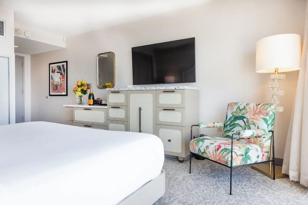 Economy Single Room, 1 King Bed photo 2