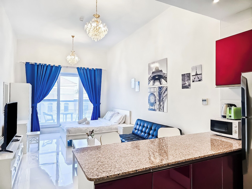 Deluxe Studio, 1 King Bed with Sofa bed, Non Smoking photo 3